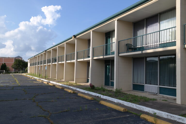 Side building